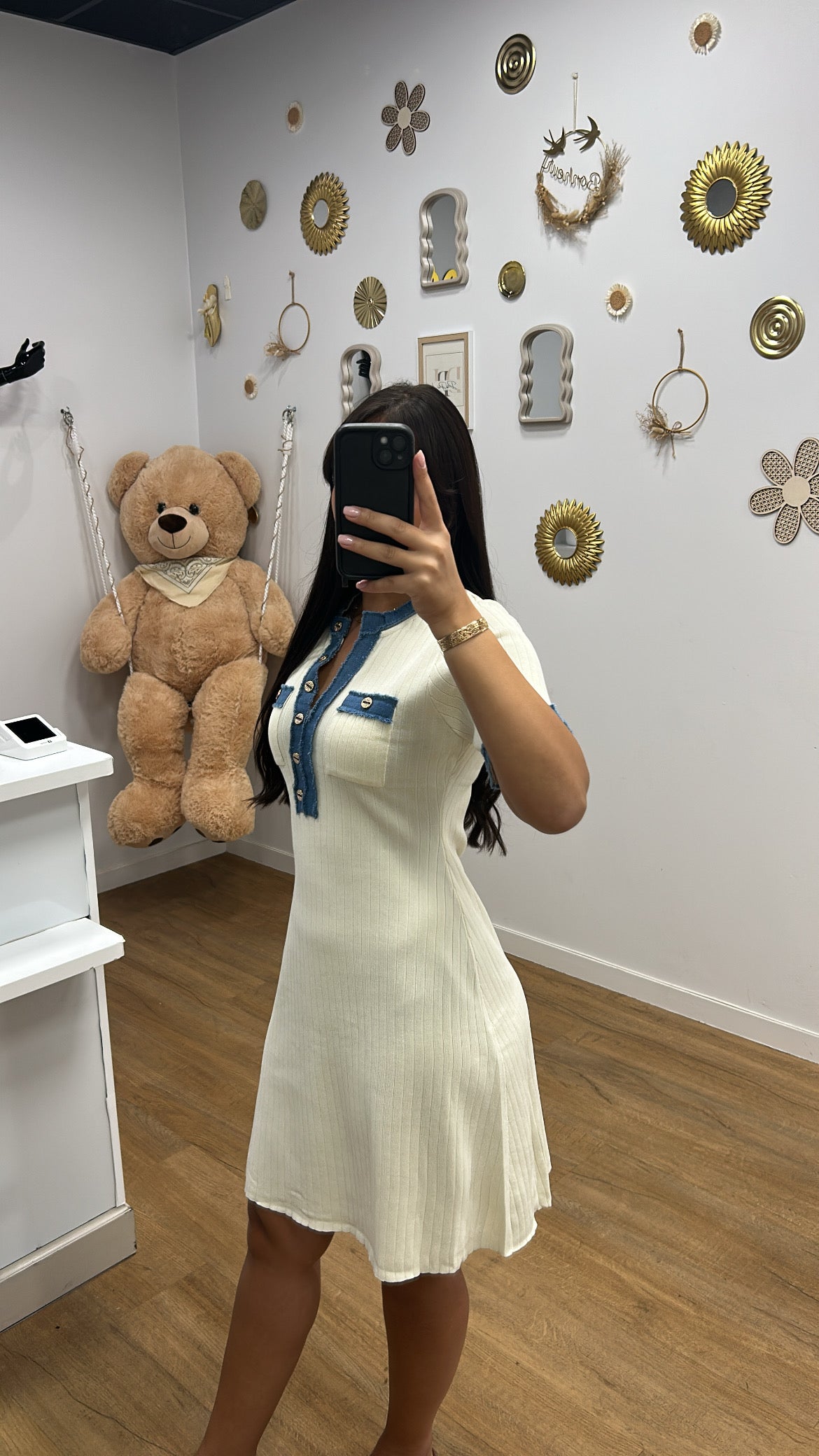 Robe Courte Blanc Cassé avec Détails en Jean et Boutons Strass