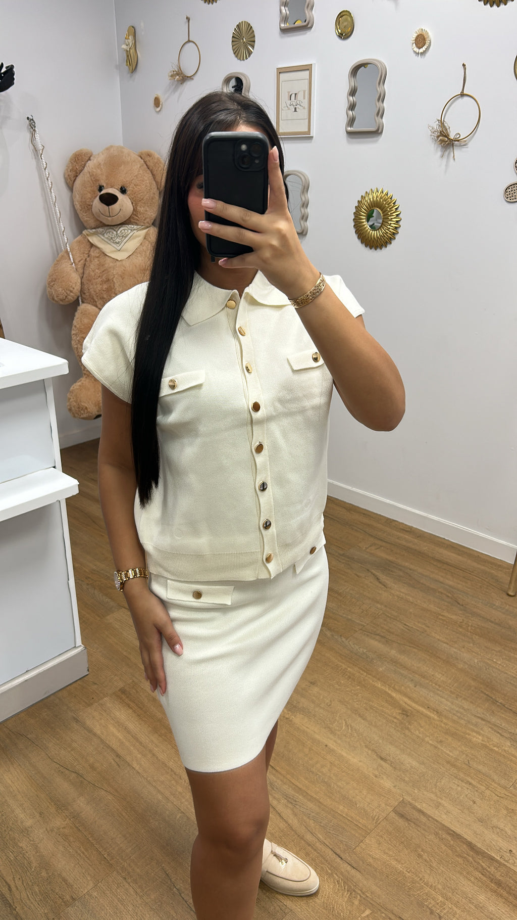 Ensemble Cardigan Chic et Jupe Élégante avec Bouton Doré