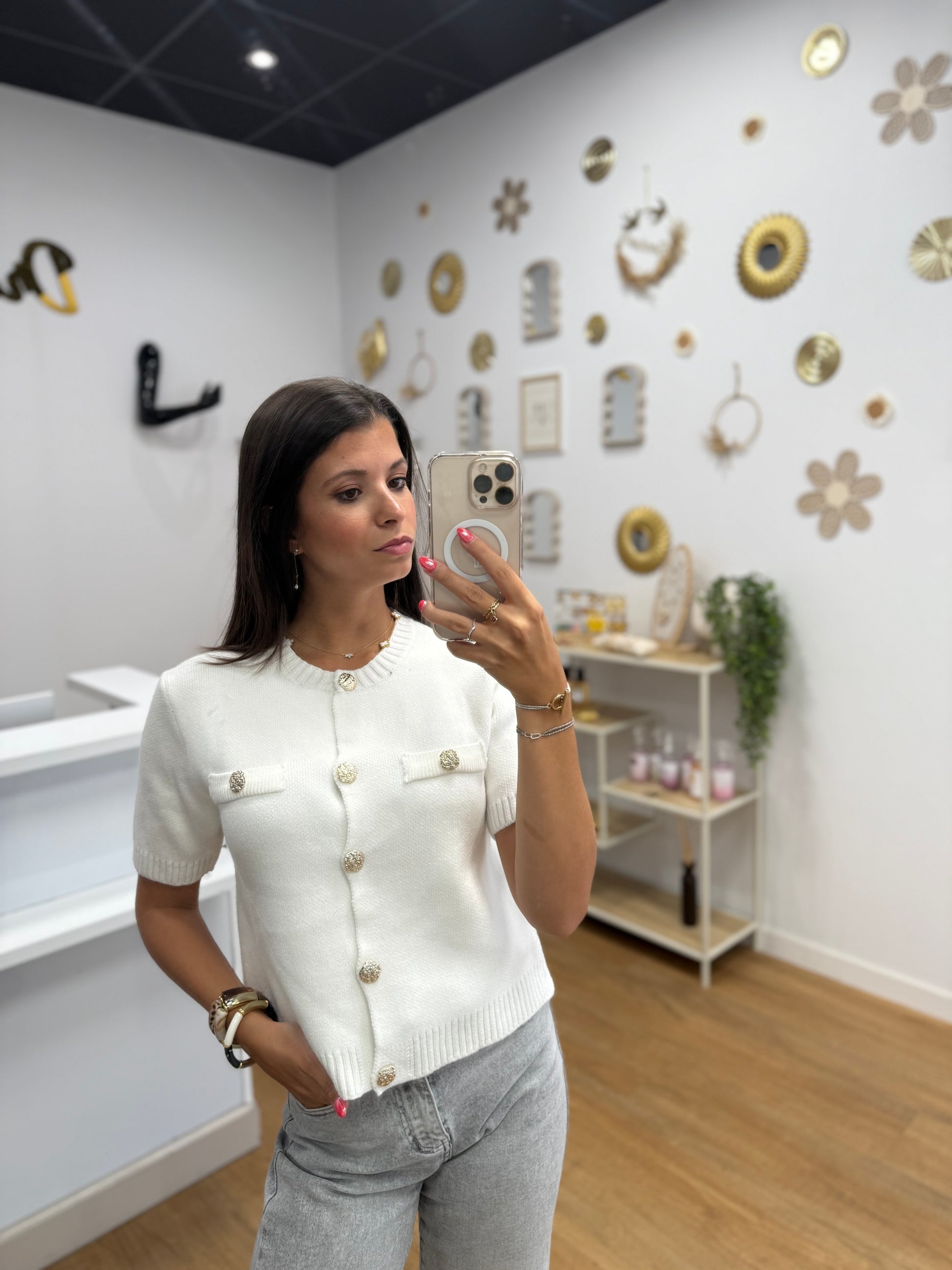 EN RÉASSORT - Gilet Cardigan Blanc Élégant avec Bouton Doré – Chic et Confortable