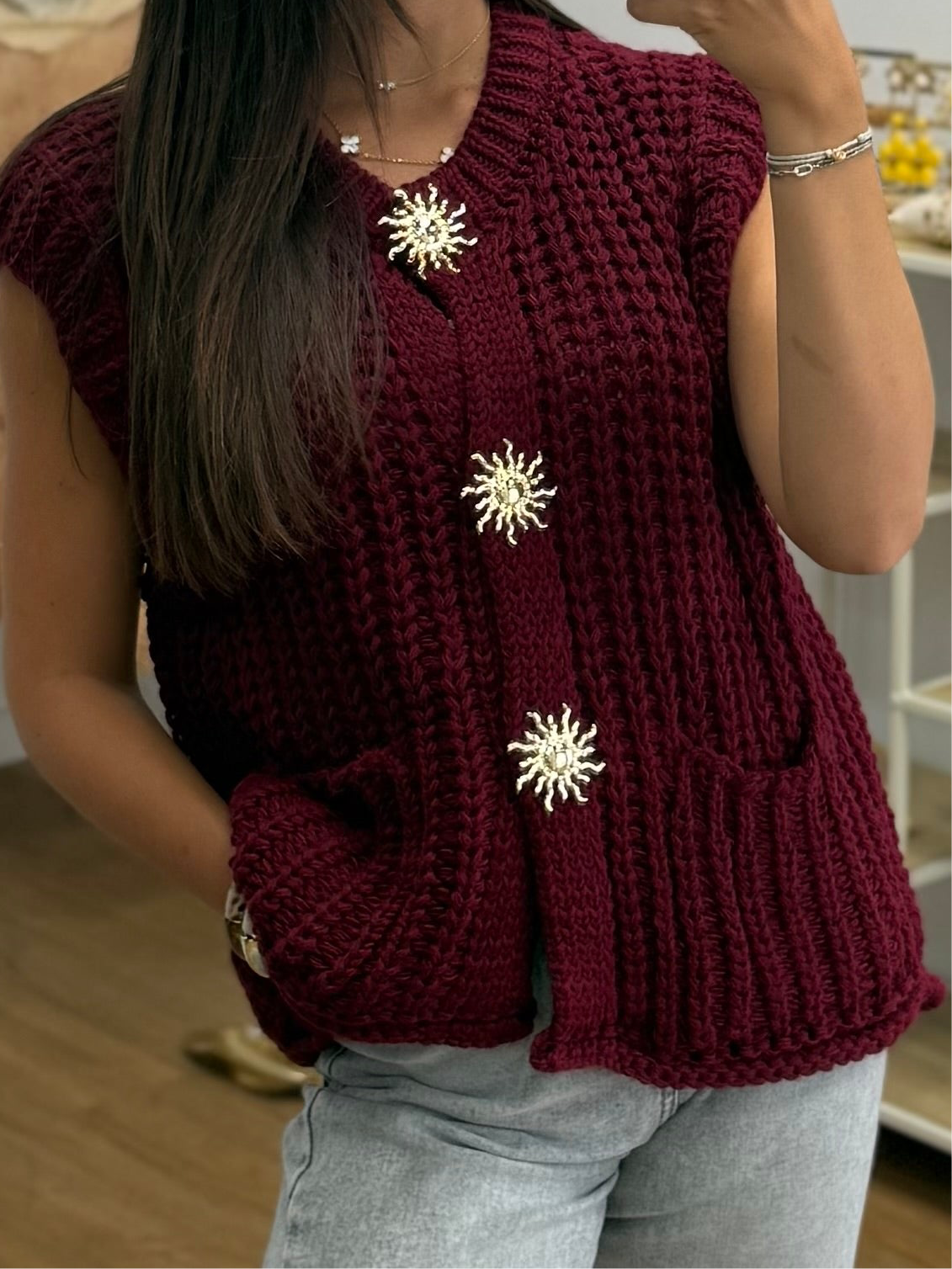 Gilet Cardigan Chic à Manches Coupées Bordeau – Raffinement avec Boutons Soleil Doré