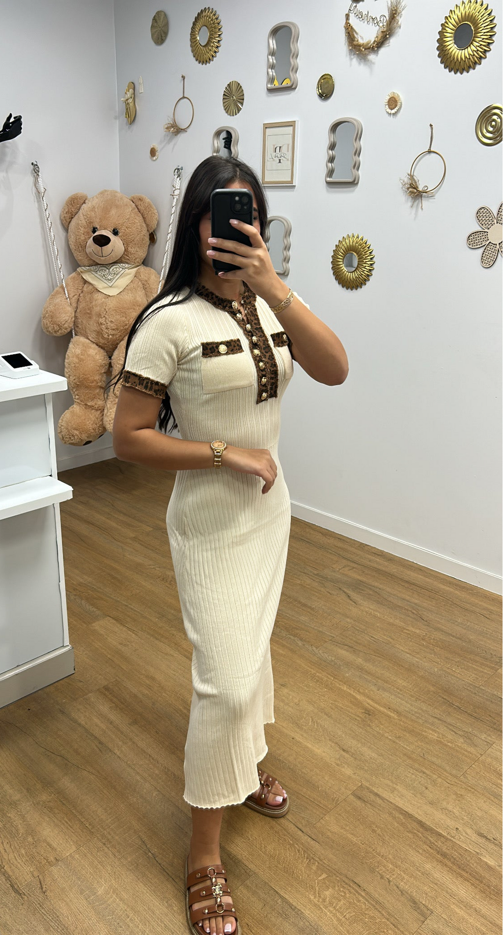 Robe Longue Élégante Blanc Cassé avec Poches en Léopard et Boutons Dorée
