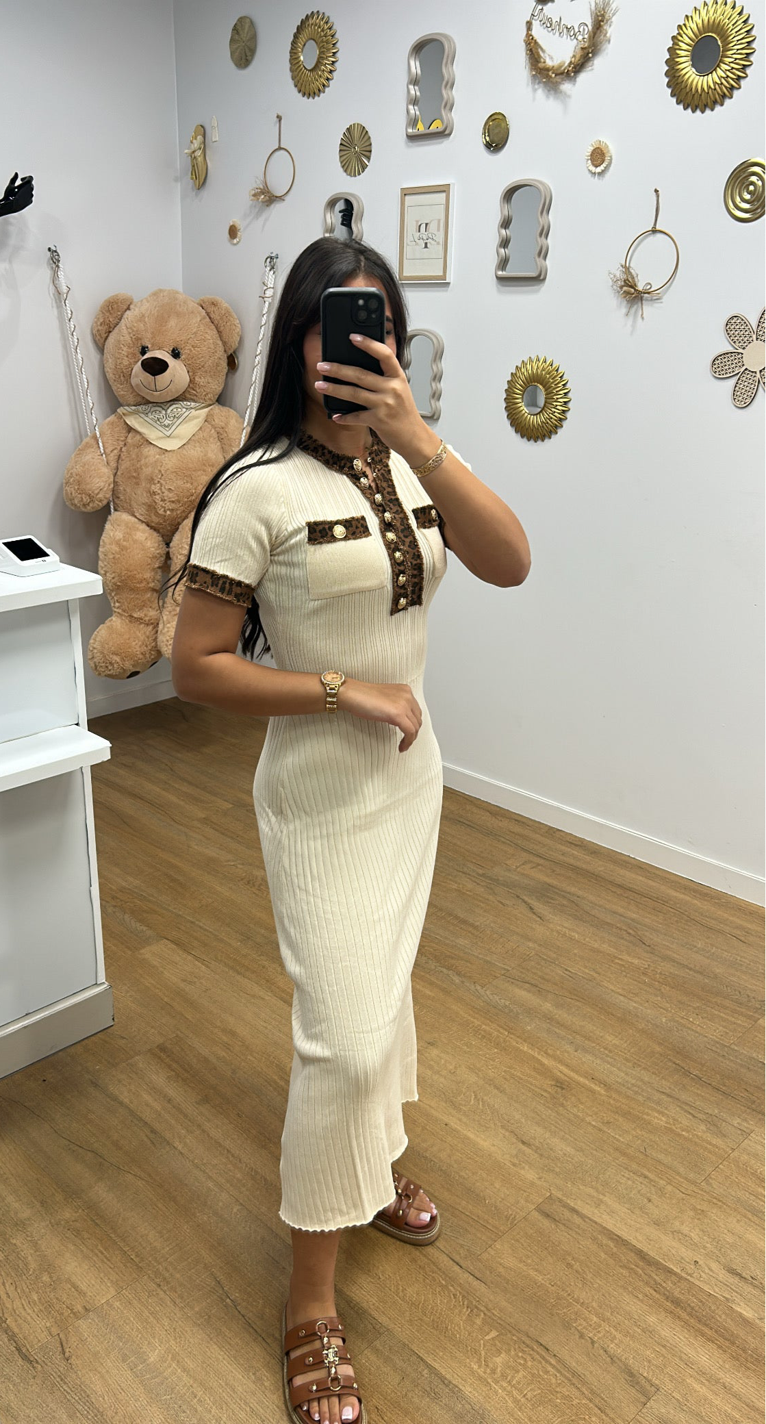 Robe Longue Élégante Blanc Cassé avec Poches en Léopard et Boutons Dorée