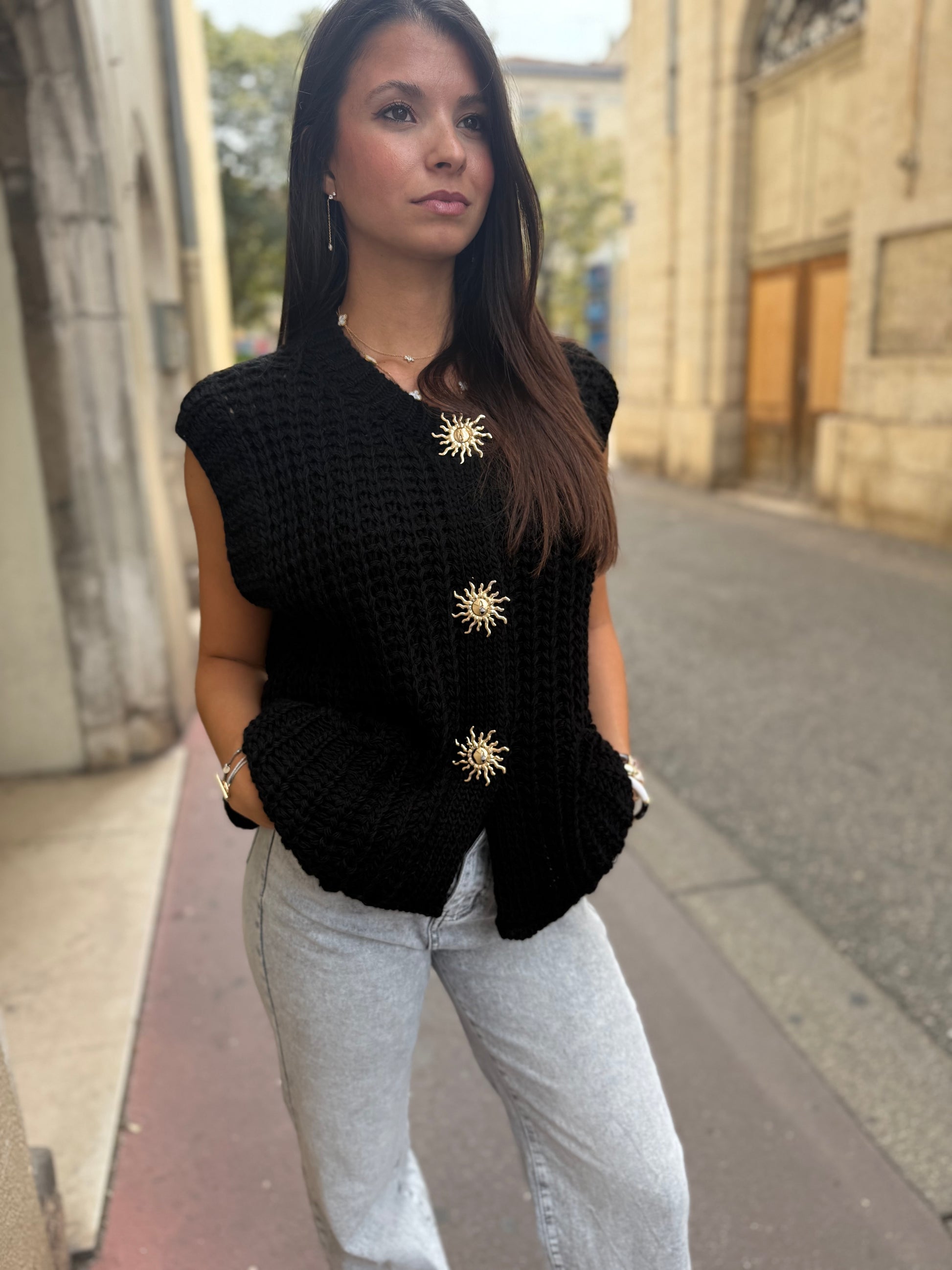 Gilet Cardigan Chic à Manches Coupées Noire – Raffinement avec Bouton Soleil Doré