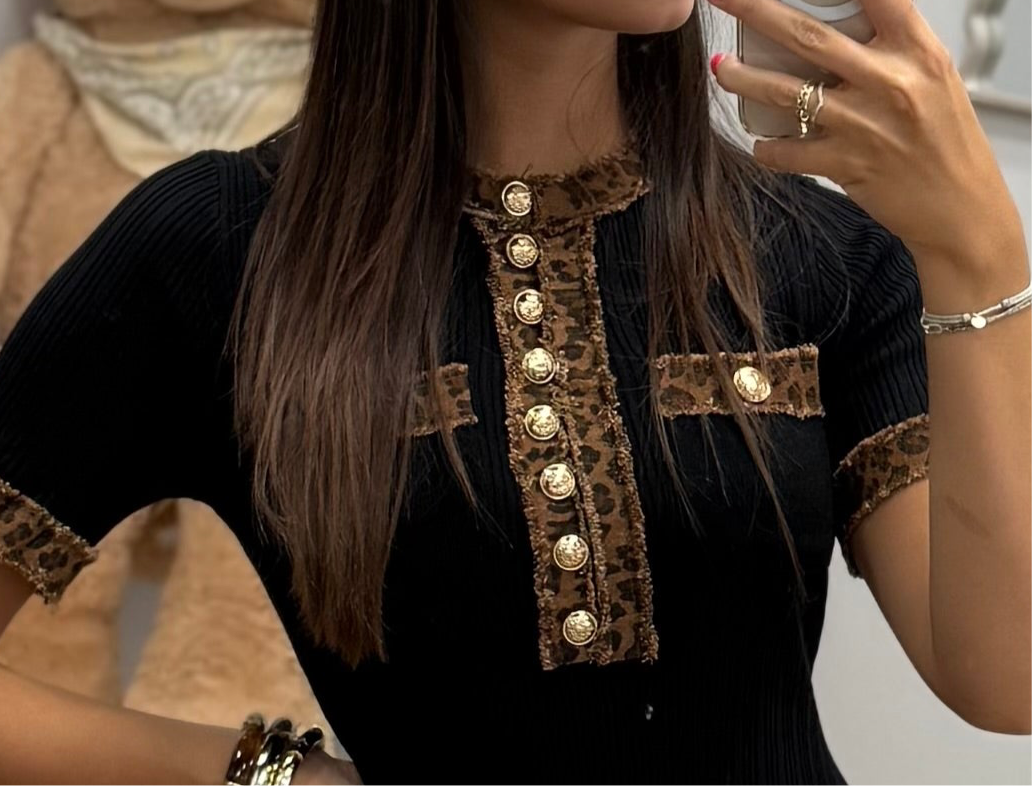 Robe Longue Élégante Noire avec Poches en Léopard et Boutons Dorée