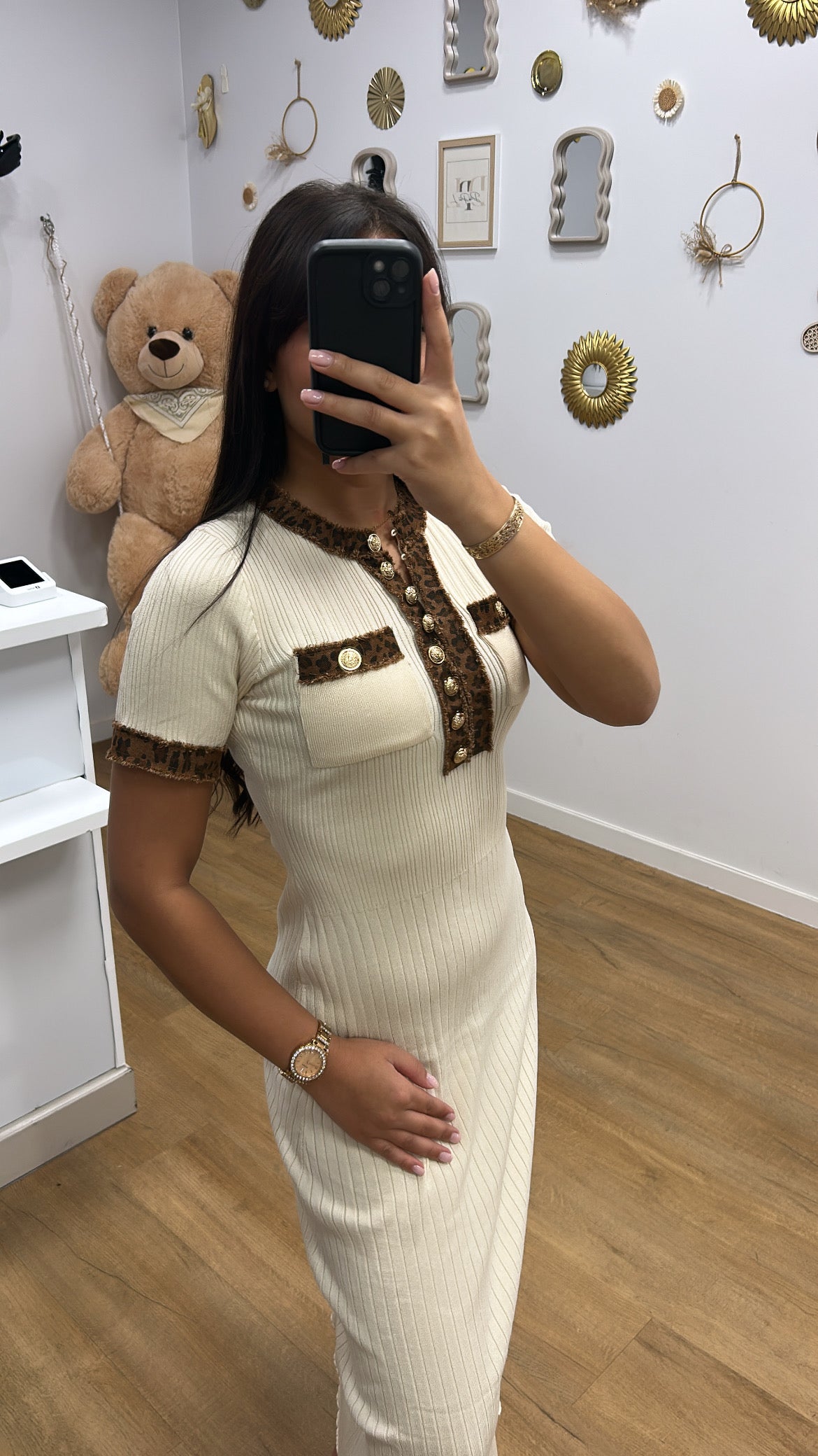 Robe Longue Élégante Blanc Cassé avec Poches en Léopard et Boutons Dorée