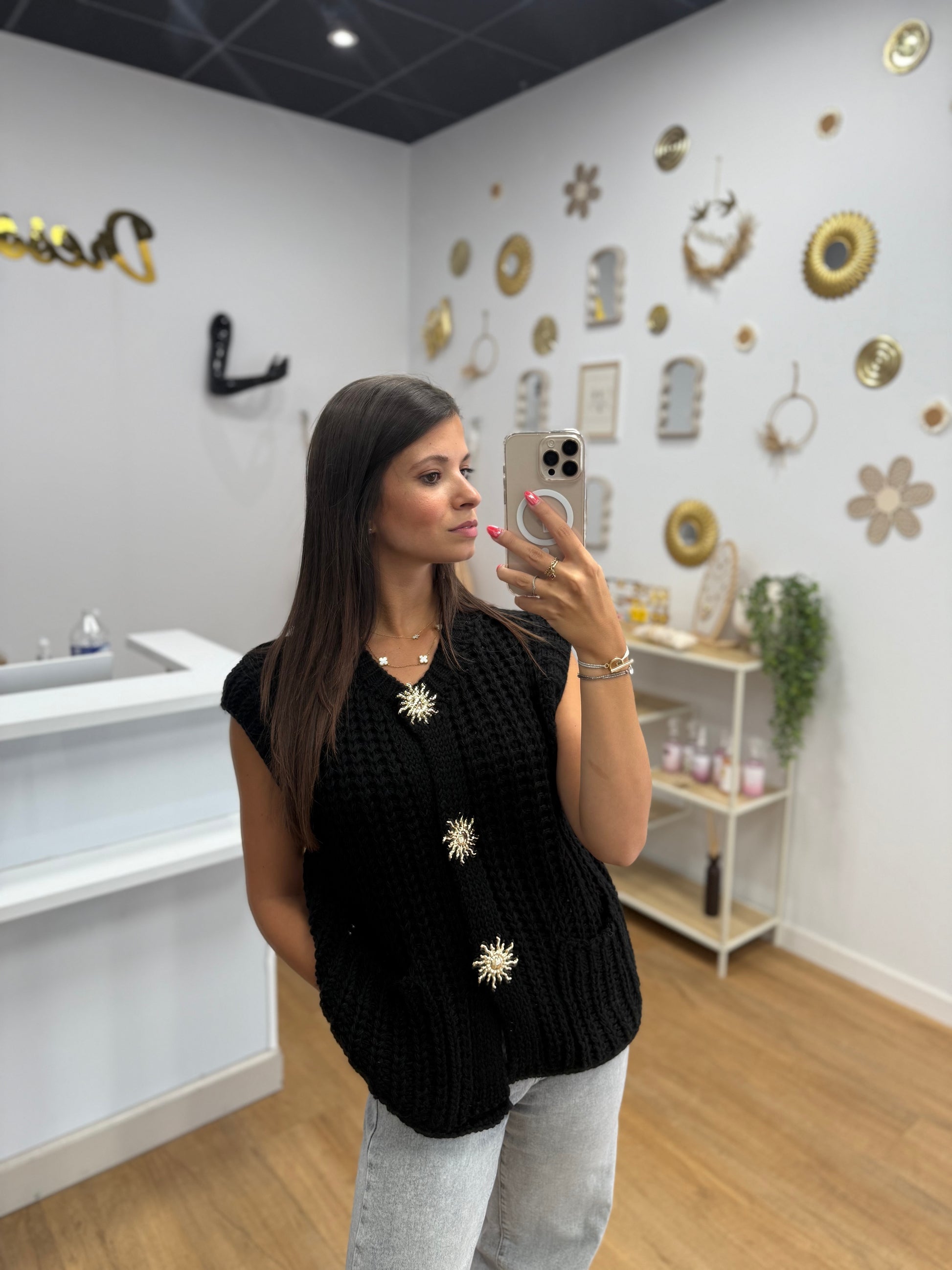 Gilet Cardigan Chic à Manches Coupées Noire – Raffinement avec Bouton Soleil Doré