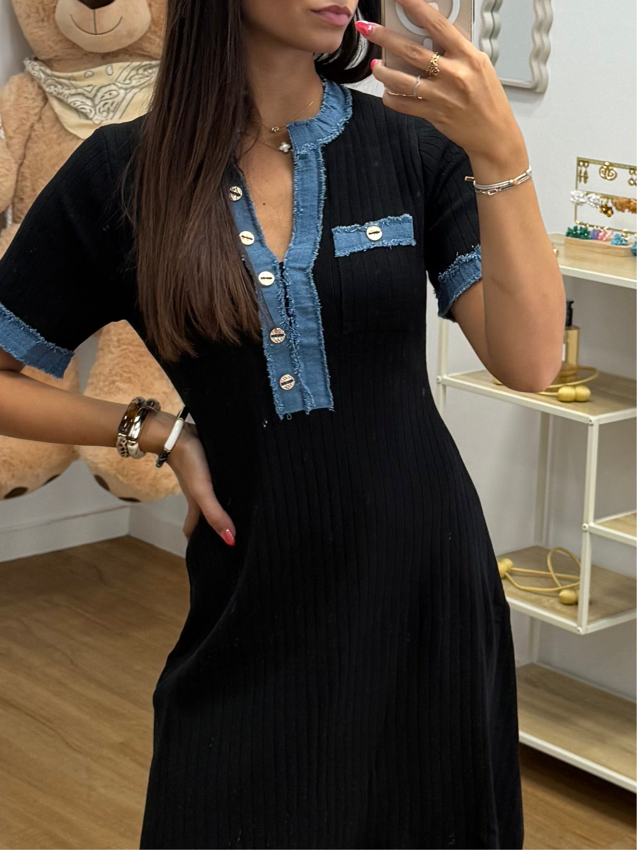 Robe Courte Noire avec Détails en Jean et Boutons Strass