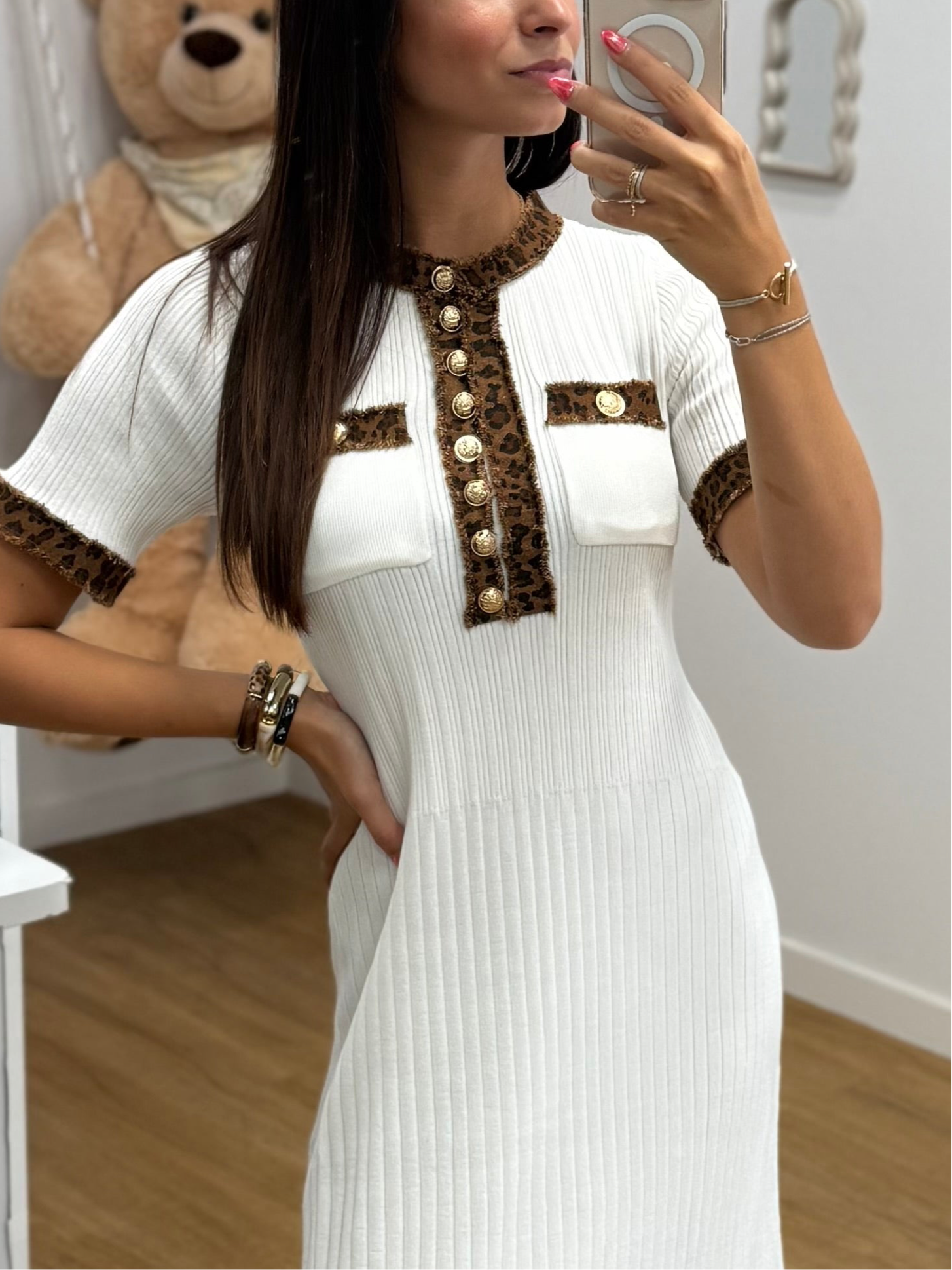 Robe Longue Élégante Blanche avec Poches en Léopard et Boutons Dorée