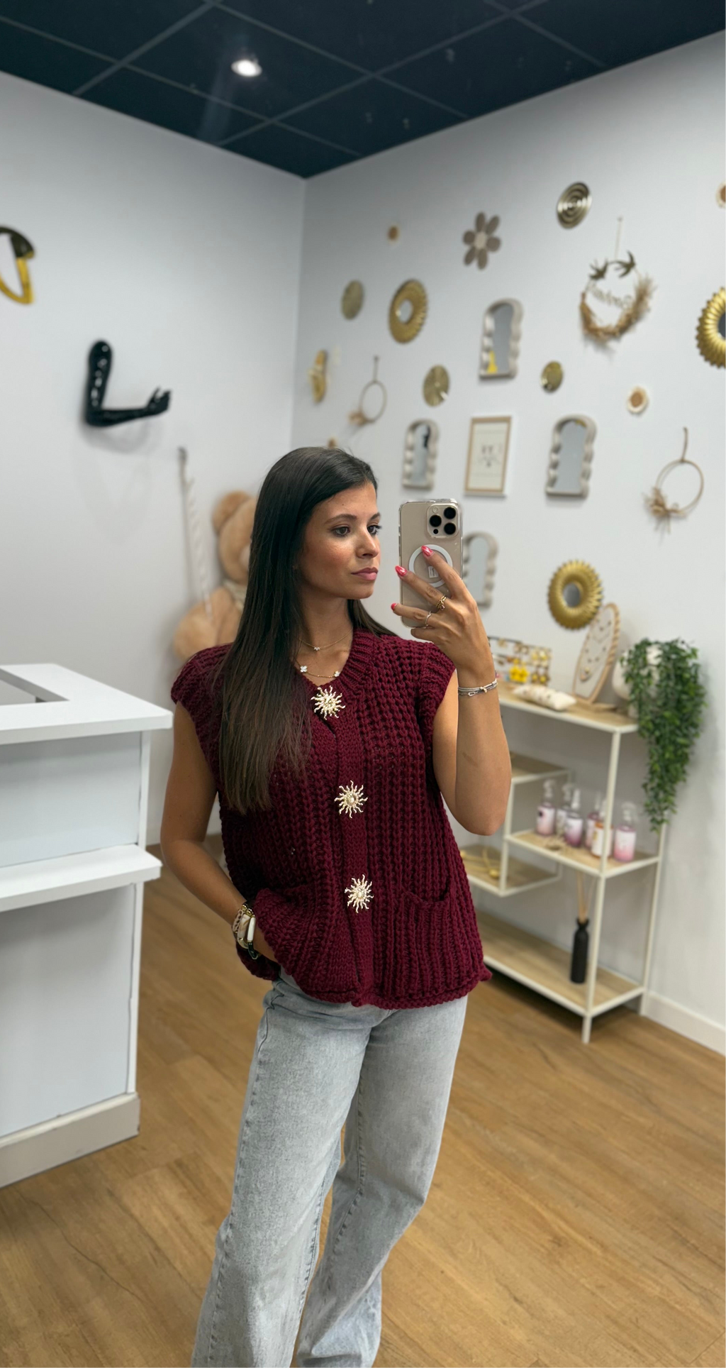 Gilet Cardigan Chic à Manches Coupées Bordeau – Raffinement avec Boutons Soleil Doré
