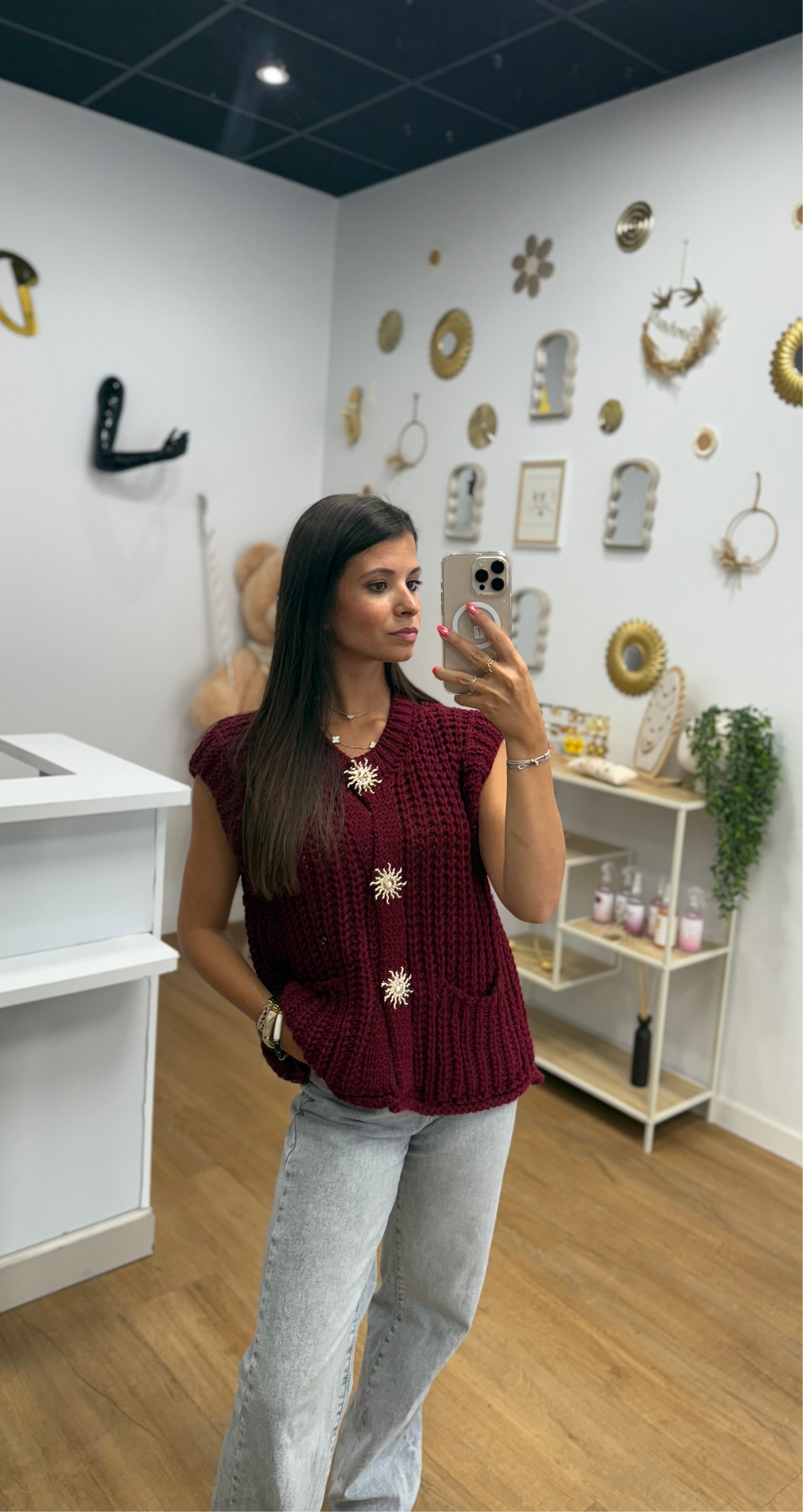 Gilet Cardigan Chic à Manches Coupées Bordeau – Raffinement avec Boutons Soleil Doré