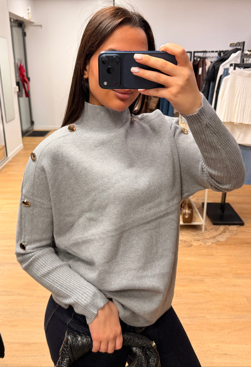 Pull femme avec bouton doré – Plusieurs coloris tendance