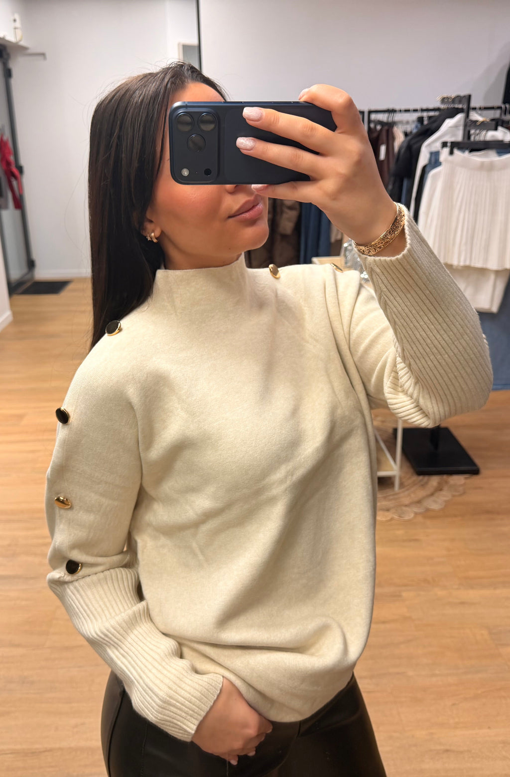 Pull femme avec bouton doré – Plusieurs coloris tendance