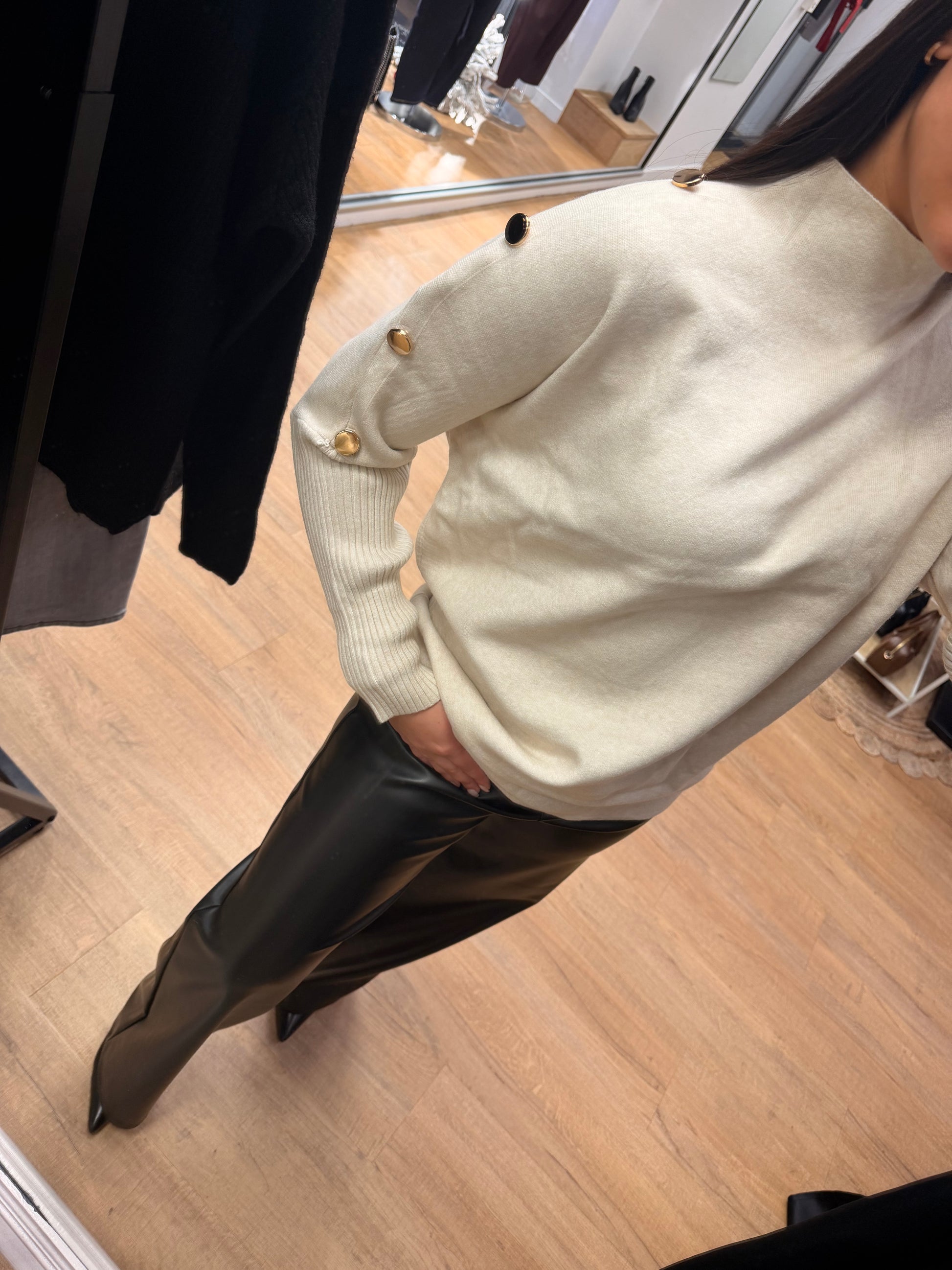 Pull femme avec bouton doré – Plusieurs coloris tendance