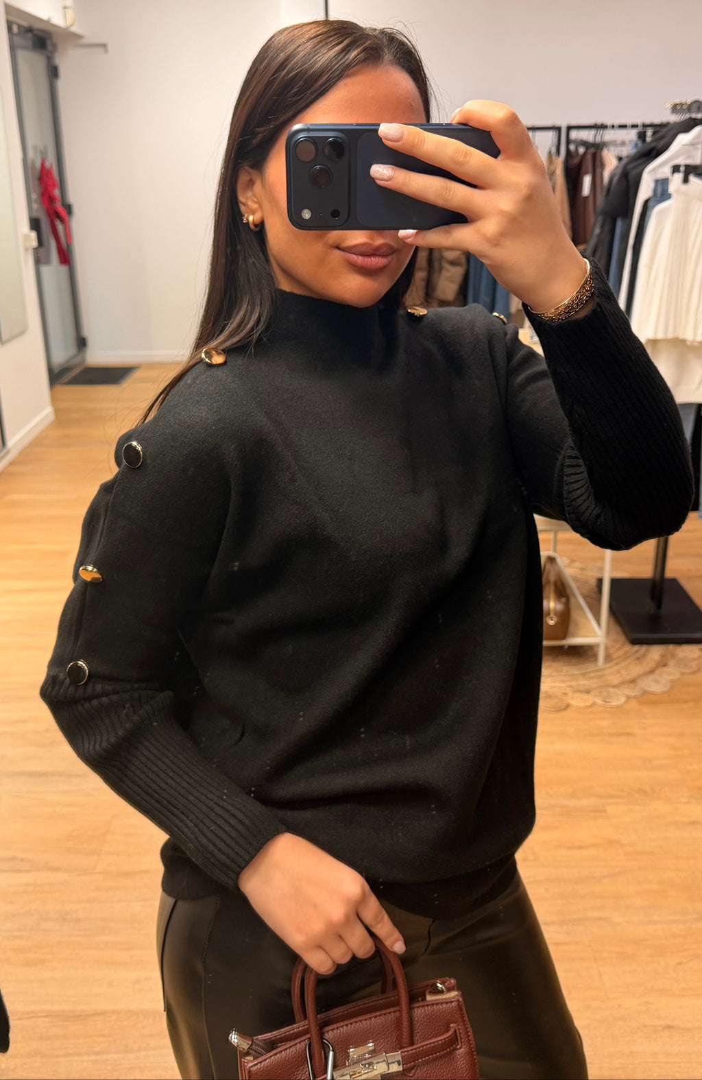 Pull femme avec bouton doré – Plusieurs coloris tendance