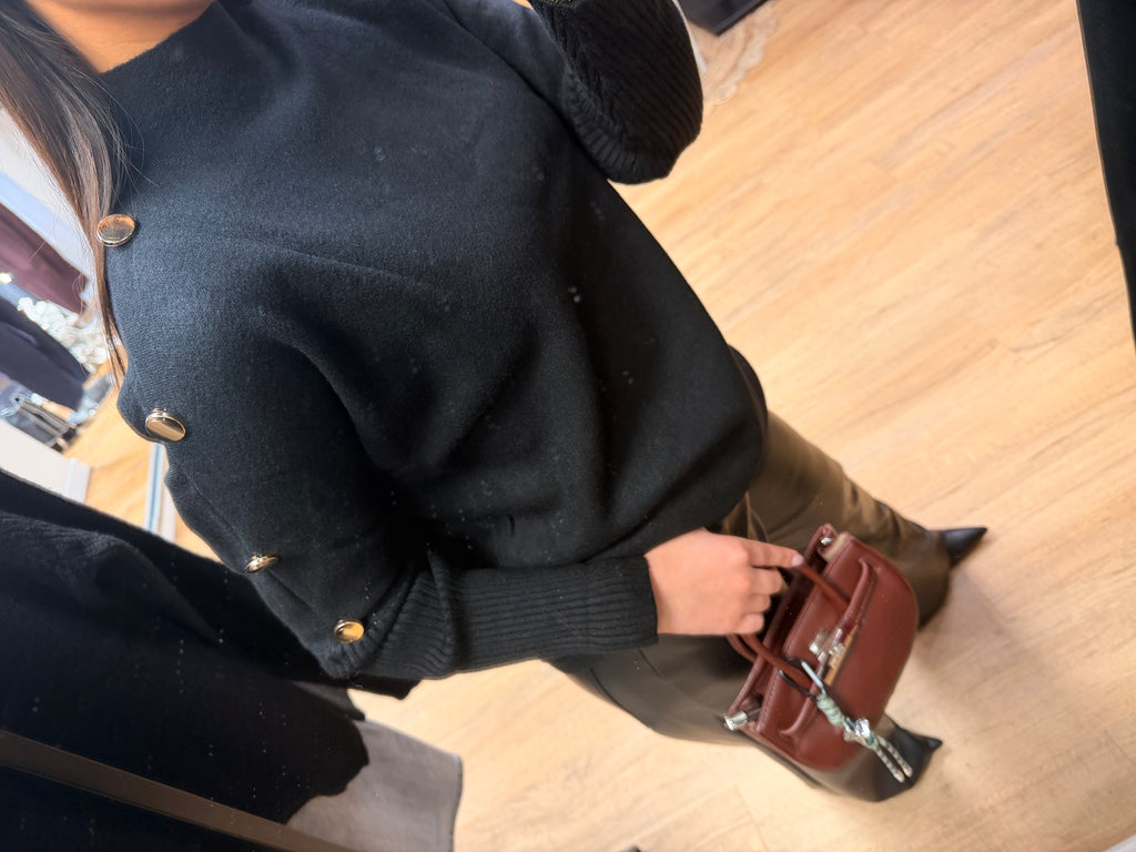 Pull femme avec bouton doré – Plusieurs coloris tendance