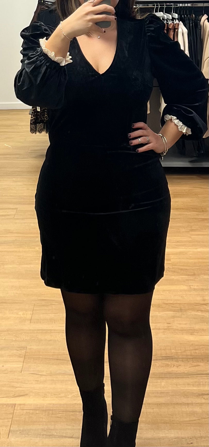 Robe Noire en Velours avec Dentelles aux Manches