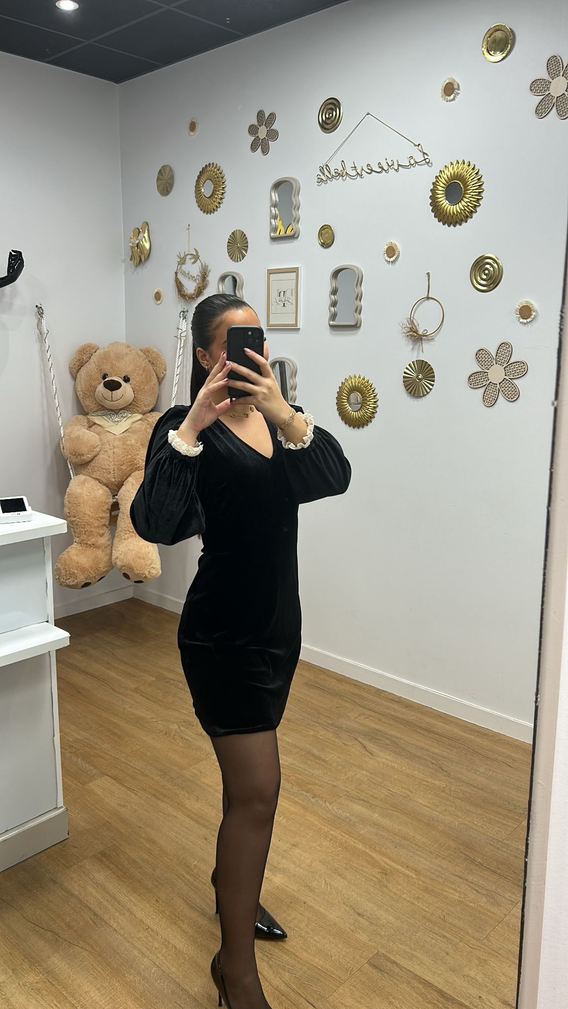 Robe Noire Douce – Détails Manches Élégants