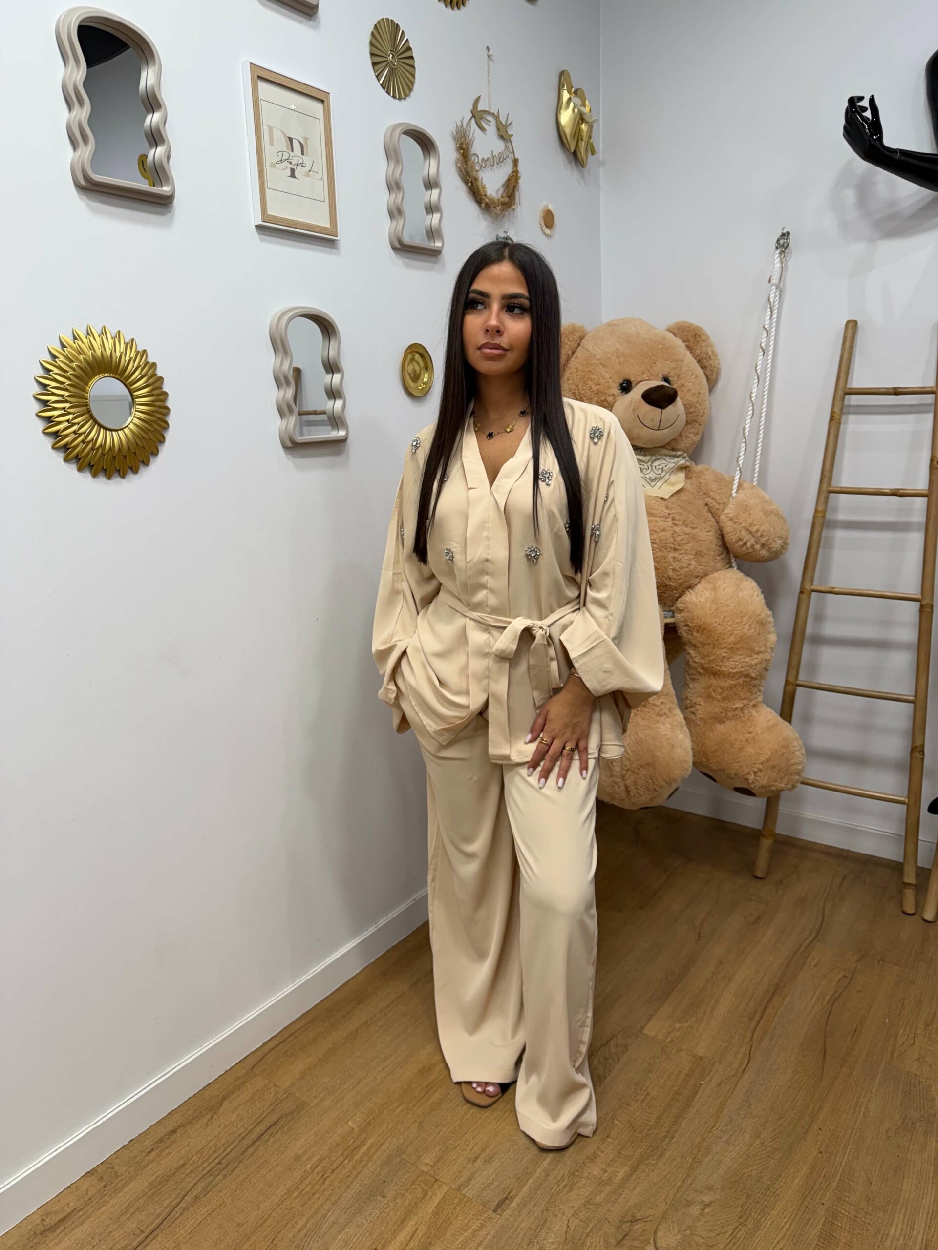 Ensemble Beige Strass – Élégance & Raffinement