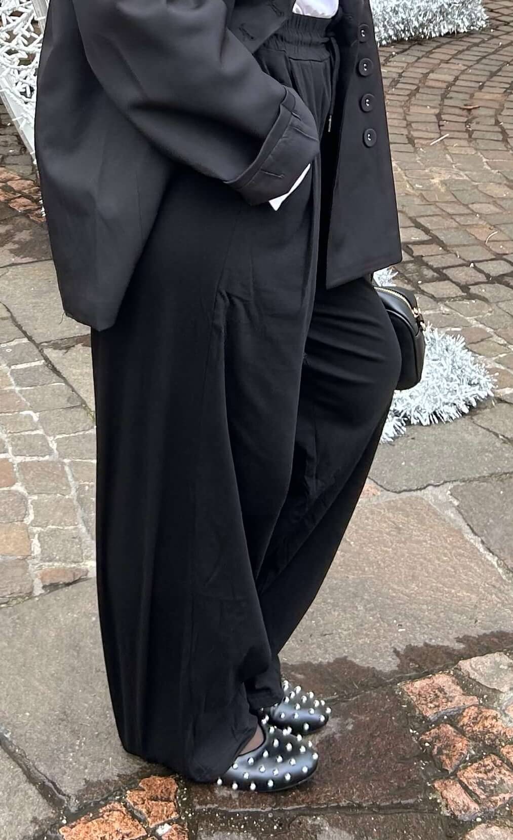 Pantalon Ballon Noir Élégance – Coupe Large