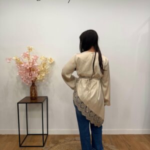 Tunique satin beige avec dentelle – élégante et féminine - Prêt-à-porter féminin Bourg-en-Bresse